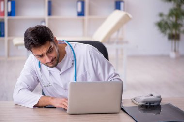 Klinikte çalışan genç bir doktor.