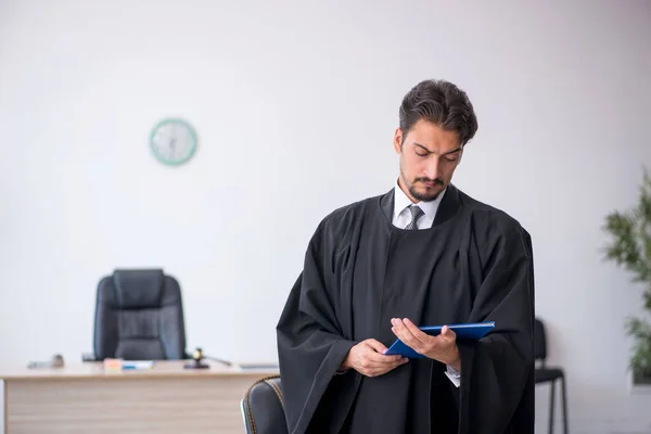 Junger Richter Arbeitet Gerichtsgebäude — Stockfoto