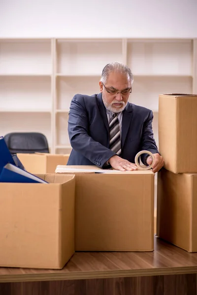 Old Businessman Employee Office Relocation Concept — Stock Photo, Image