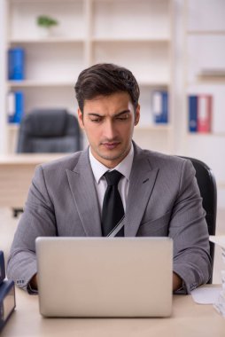 İş yerinde çalışan genç bir işadamı