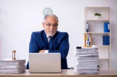 Zaman yönetimi konseptinde eski bir işadamı