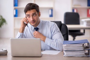 İş yerinde çalışan genç bir işadamı