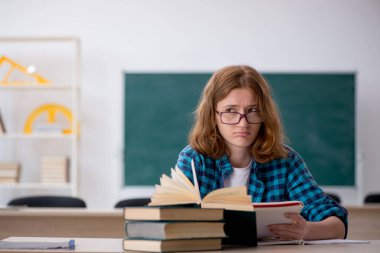 Sınavlara hazırlanan kız öğrenci.