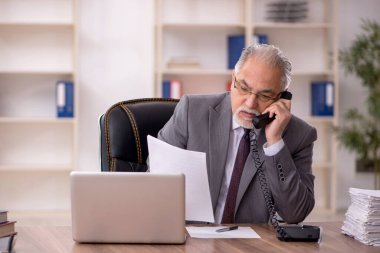 Ofiste çalışan eski bir işadamı.