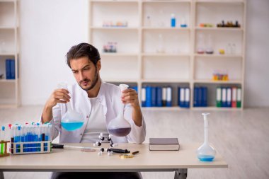 Laboratuvarda çalışan genç bir kimyager.