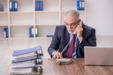 İş yerinde çalışan eski patron.