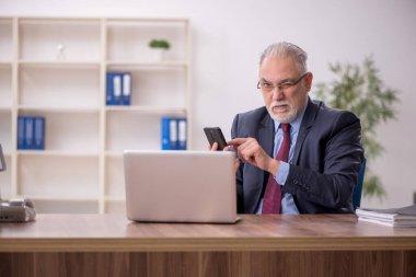 İş yerinde çalışan eski patron.