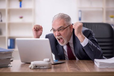 Eski bir işadamı ve ofiste çok fazla iş var.