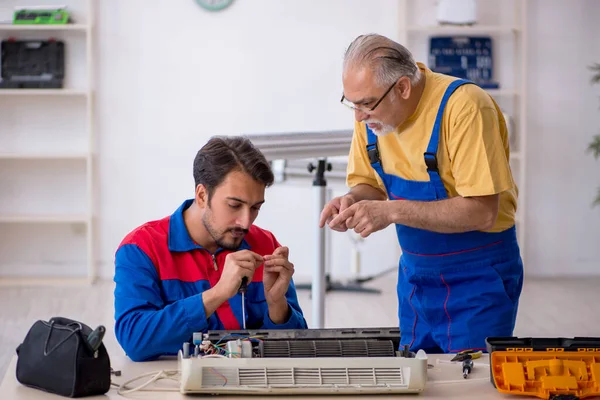 Två Reparatörer Reparerar Luftkonditioneringen Vid Verkstaden — Stockfoto