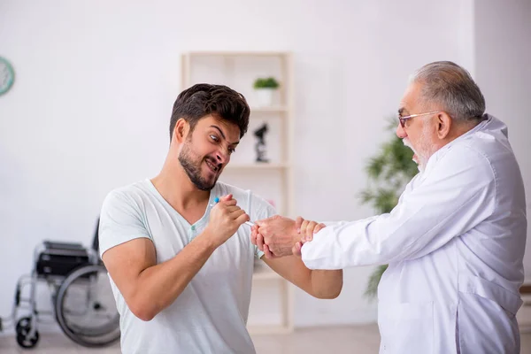 Young Patient Visiting Old Male Doctor Neurologist — Stock Photo, Image