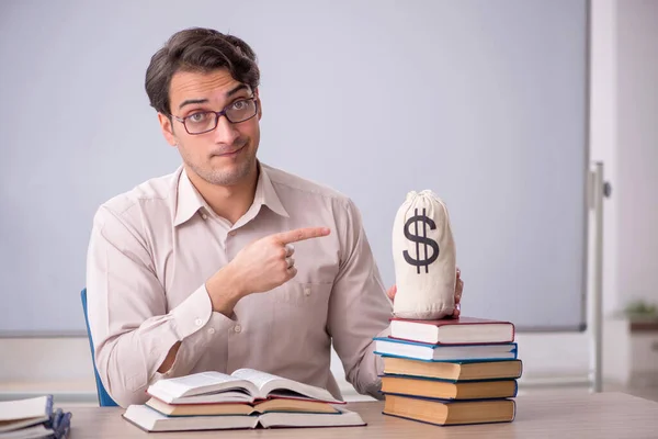 Young Student Holding Moneybag Classroom — Stock Photo, Image