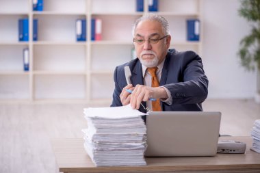 Ofisteki aşırı işten memnun olmayan eski bir işadamı.