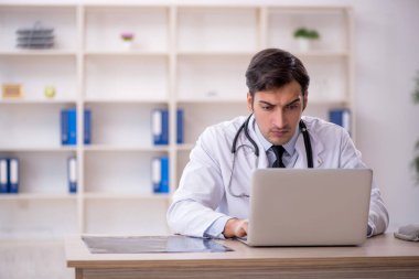 Teletıp konseptinde genç doktor