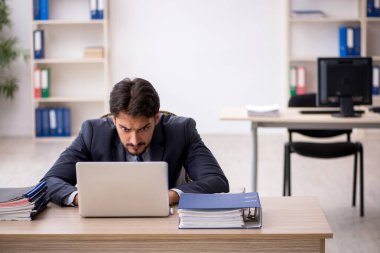 İş yerinde çalışan genç bir işadamı