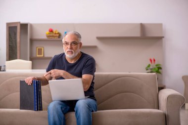 Yaşlı adam salgın sırasında evden çalışıyor.