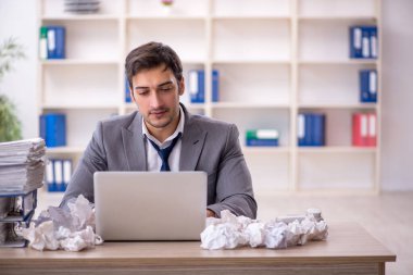 Beyin fırtınası konseptinde genç çalışan