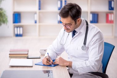 Klinikte çalışan genç bir doktor.