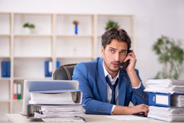 Genç işadamı ofisteki aşırı işten memnun değil.