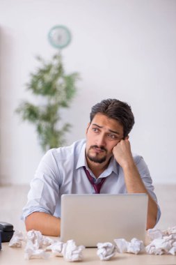 Reddedilmiş fikirler konseptinde genç işadamı