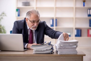 Ofiste çalışan eski bir işadamı.