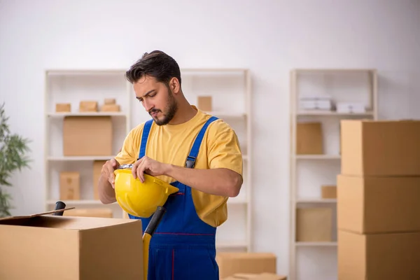 Male Contractor Doing Home Relocation — Stock Photo, Image