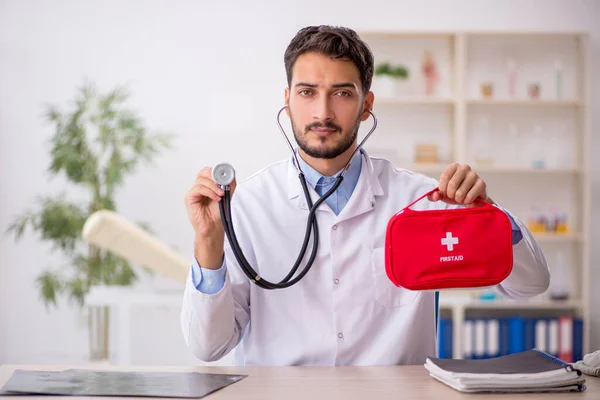 Young Paramedic Working Clinic — Stock Photo, Image