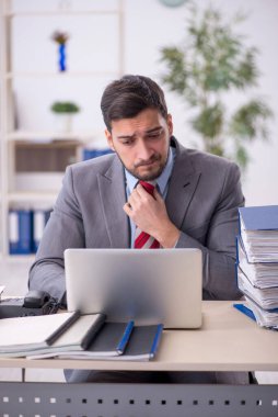 Ofiste çalışan genç işadamı.