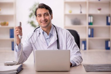 Teletıp konseptinde genç doktor