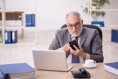 İş yerinde çalışan eski bir işadamı