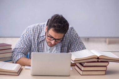 Tele-eğitim konseptinde genç öğretmen