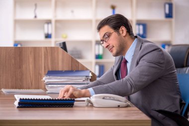 İş yerindeki genç işadamı