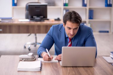 İş yerinde çalışan genç bir işadamı