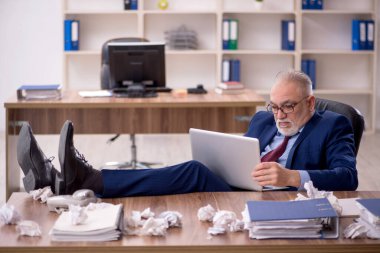 Beyin fırtınası konseptinde eski bir işadamı.