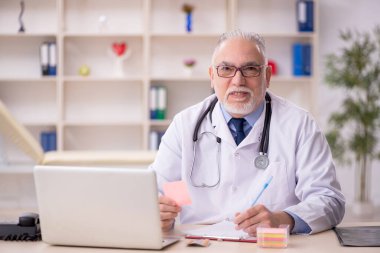 Hastanede çalışan yaşlı doktor.