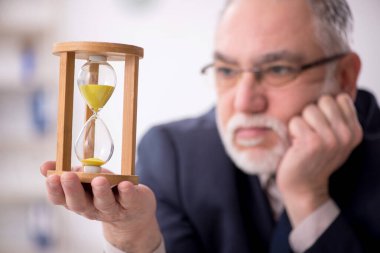 Zaman yönetimi konseptinde eski bir işadamı