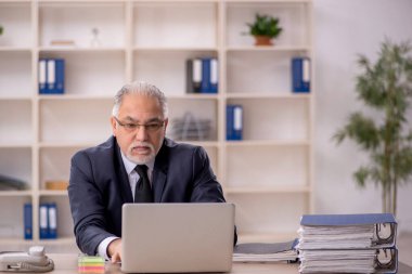 İş yerinde çalışan eski bir işadamı