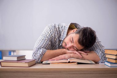 Genç öğrenci beyaz tahtanın önünde.