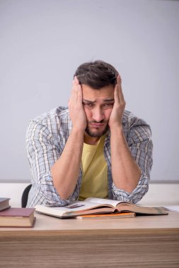 Genç öğrenci beyaz tahtanın önünde.