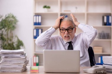 İş yerinde çalışan eski bir işadamı