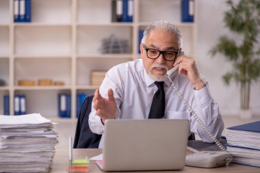 İş yerinde çalışan eski bir işadamı