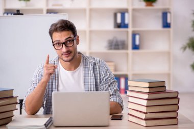 Sınıfta sınava hazırlanan genç bir öğrenci.