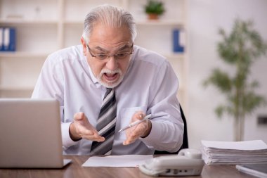 İş yerinde çalışan eski bir işadamı