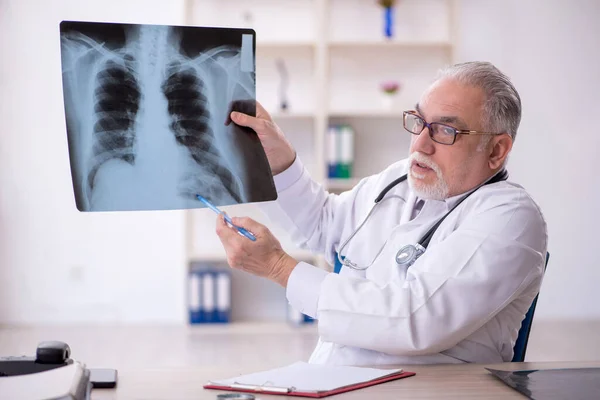 Starý Lékař Radiolog Pracující Klinice — Stock fotografie