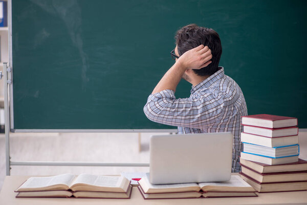 Молодой студент сидит в классе