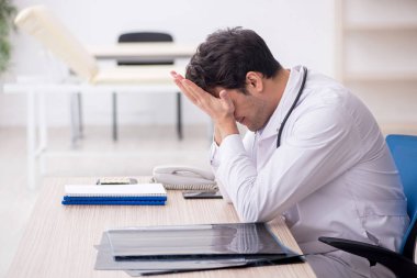 Hastanede çalışan genç bir doktor.