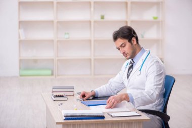 Hastanede çalışan genç bir doktor.