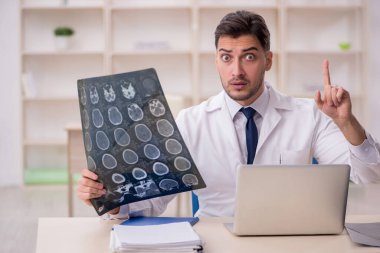 Hastanede çalışan genç doktor radyoloji uzmanı.