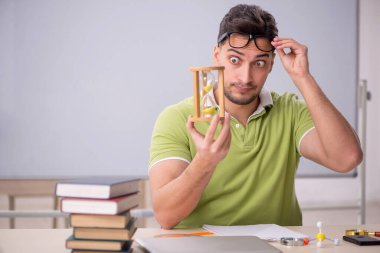 Sınıfta sınava hazırlanan genç bir öğrenci.