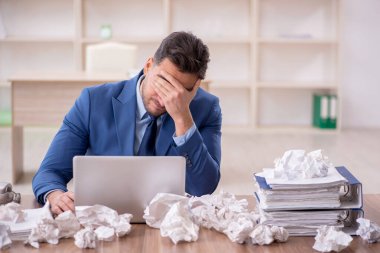 Beyin fırtınası konseptinde genç işadamı