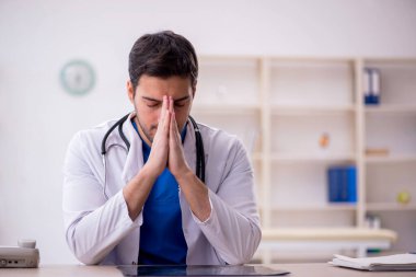 Hastanede çalışan genç bir doktor.